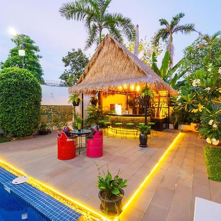 Sala Siem Reap Hotel Εξωτερικό φωτογραφία The bar at the pool