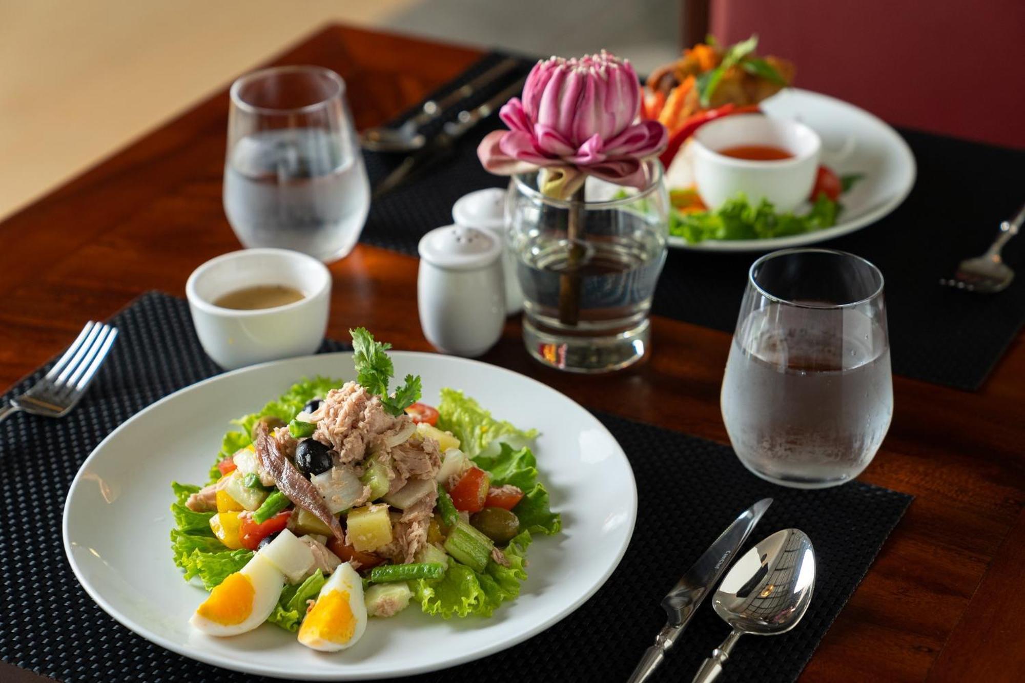 Sala Siem Reap Hotel Εξωτερικό φωτογραφία A salad prepared at the hotel