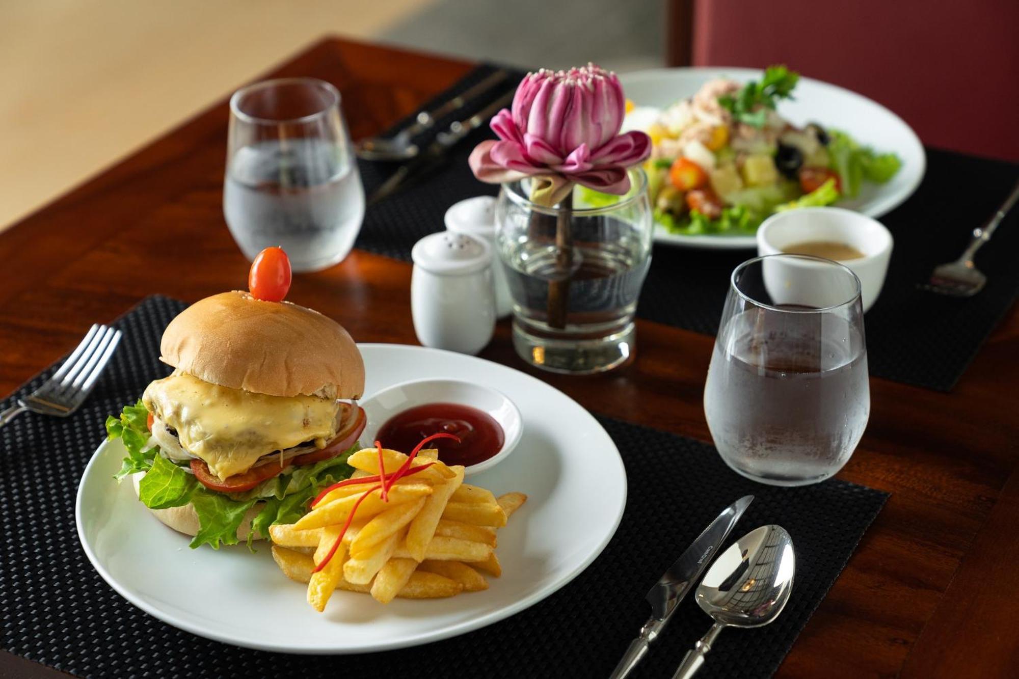 Sala Siem Reap Hotel Εξωτερικό φωτογραφία A meal at a restaurant