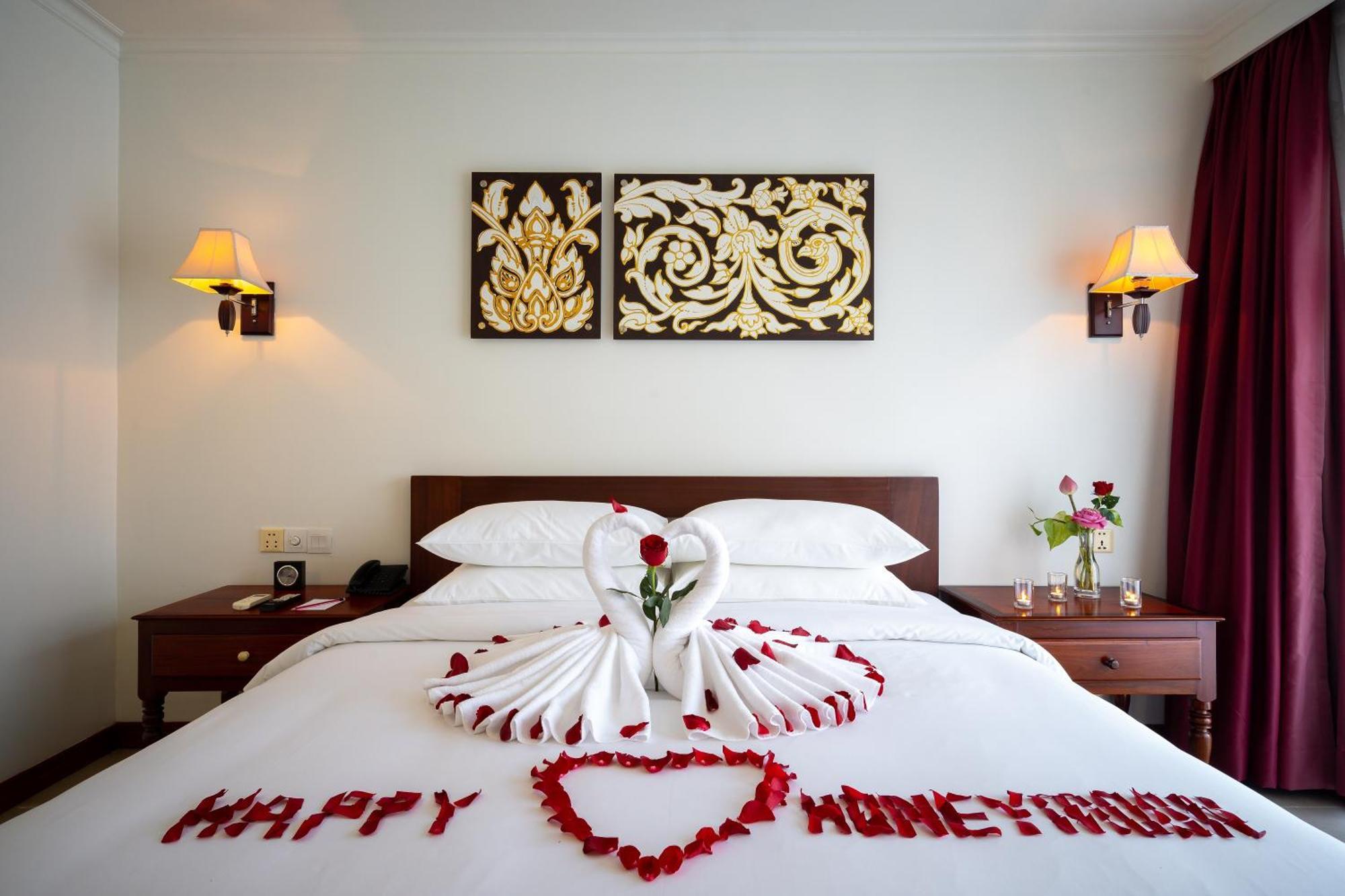 Sala Siem Reap Hotel Δωμάτιο φωτογραφία A bed decorated for Valentine's Day